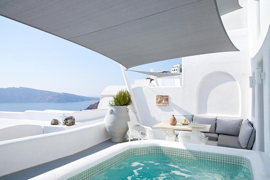 Where to Stay in Santorini: Oia or Imerovigli?