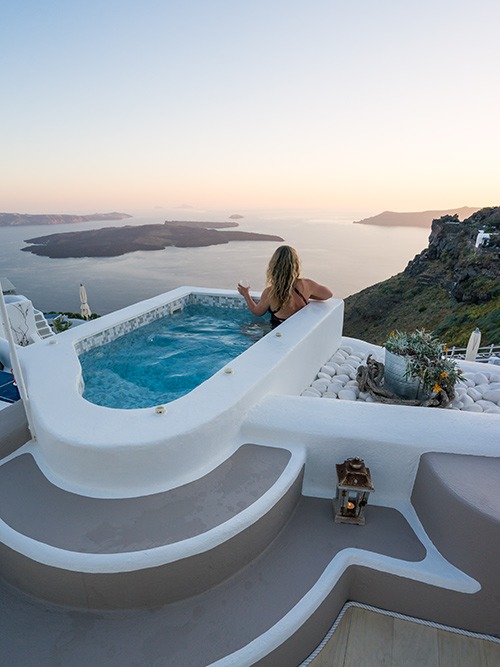 Where to Stay in Santorini: Oia or Imerovigli?