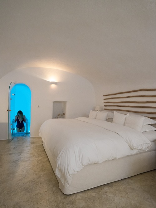 Where to Stay in Santorini: Oia or Imerovigli?