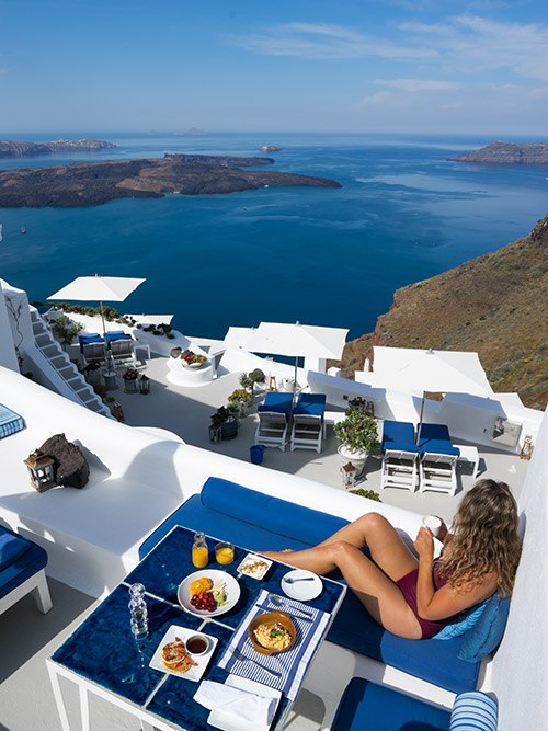 Where to Stay in Santorini: Oia or Imerovigli?