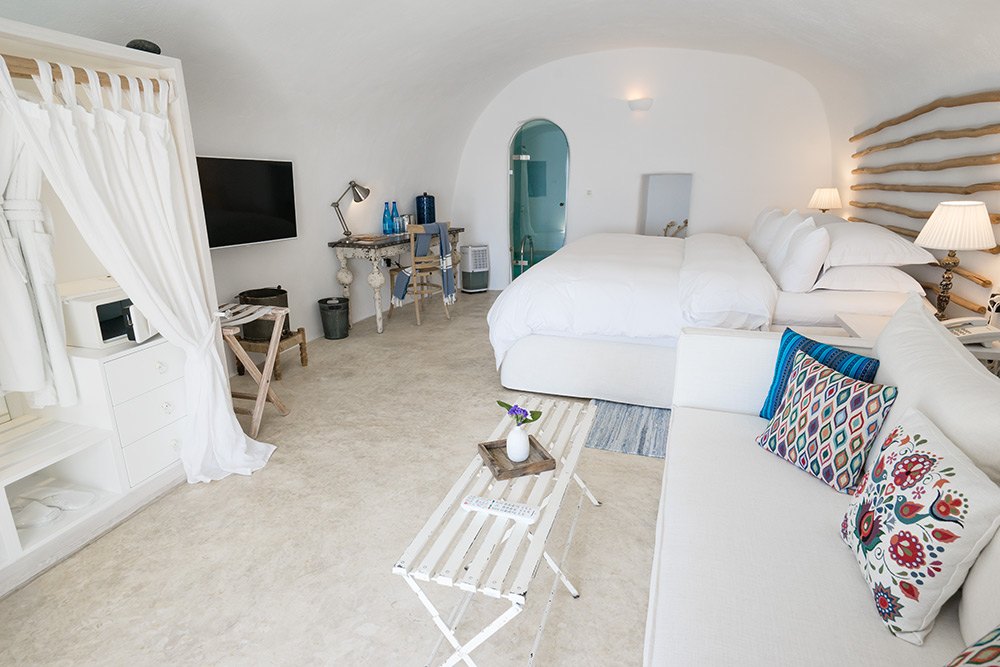 Where to Stay in Santorini: Oia or Imerovigli?