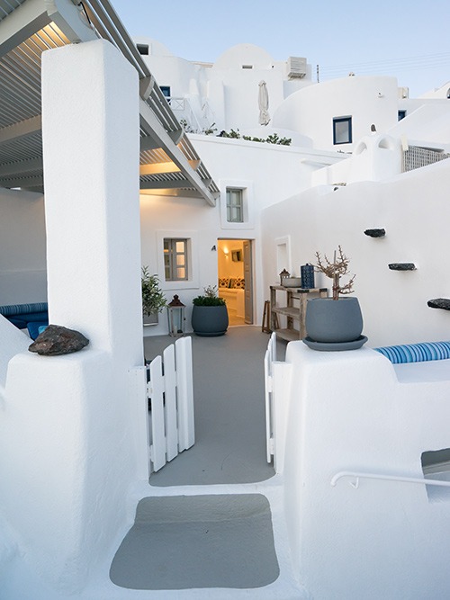 Where to Stay in Santorini: Oia or Imerovigli?