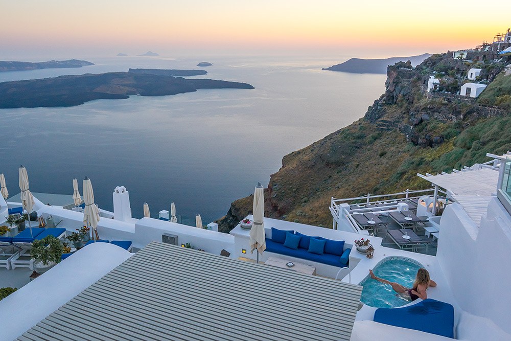 Where to Stay in Santorini: Oia or Imerovigli?