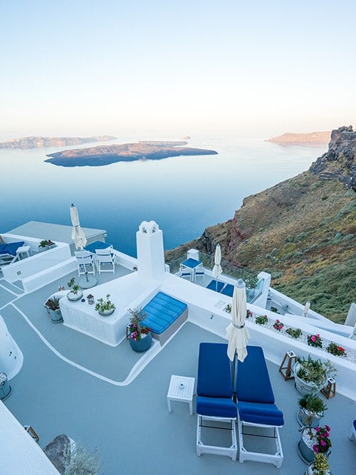 Where to Stay in Santorini: Oia or Imerovigli?